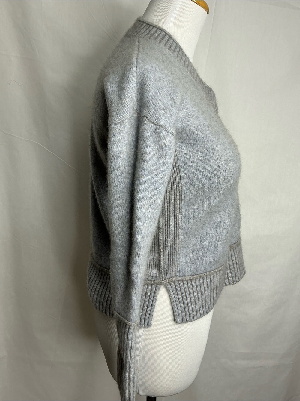 2246 - KINROSS CASHMERE - Luxurious 100% Cashmere V-Neck Sweater in Light Gray - Picture 3 of 9